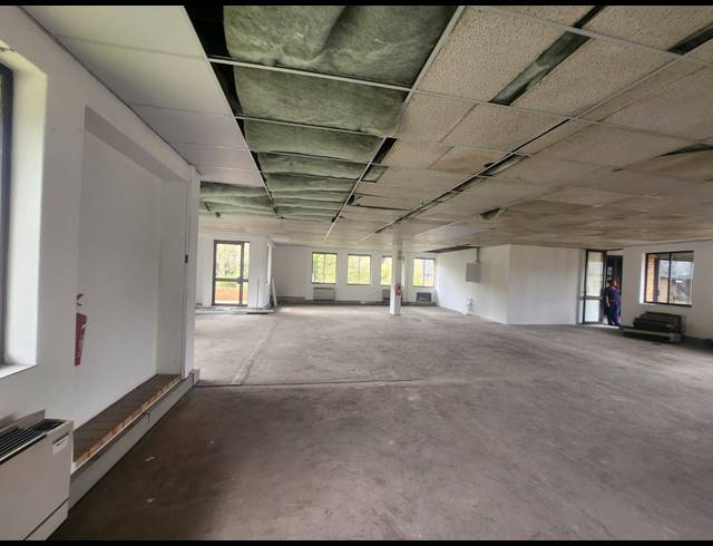 202M² OFFICE TO LET IN VORNA VALLEY